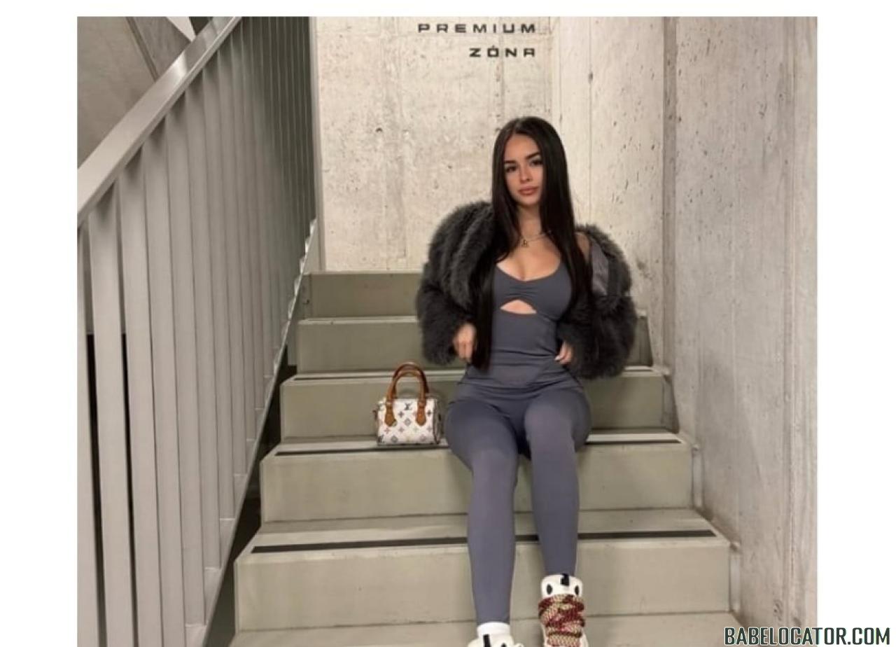 SEXY BRUNETTE IN TOWN REAL PICTURES