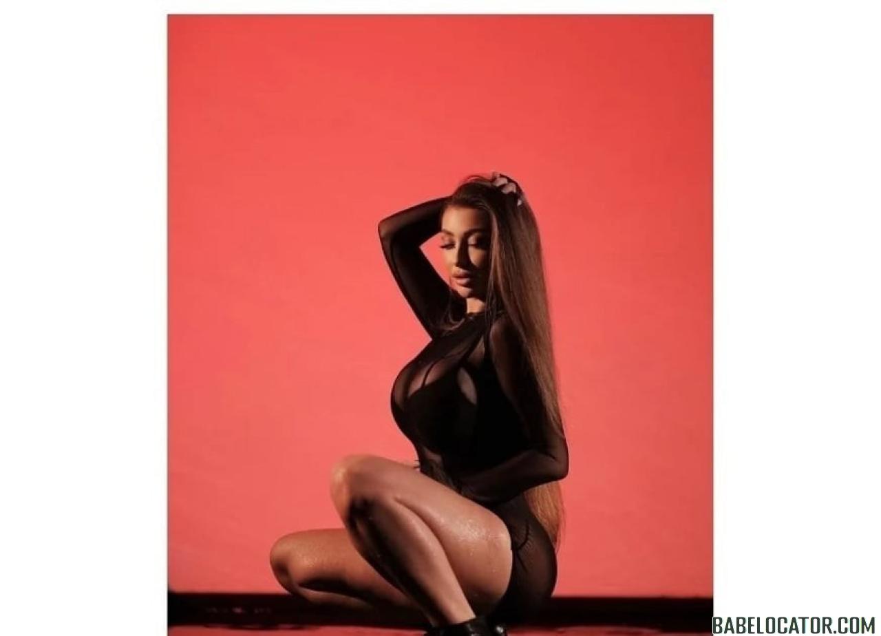 Stunning BrunetteBig Curves Brentford Outcalls