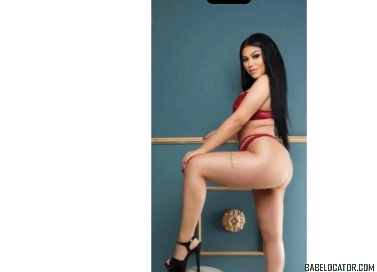 New curvy girl around party funny friendly